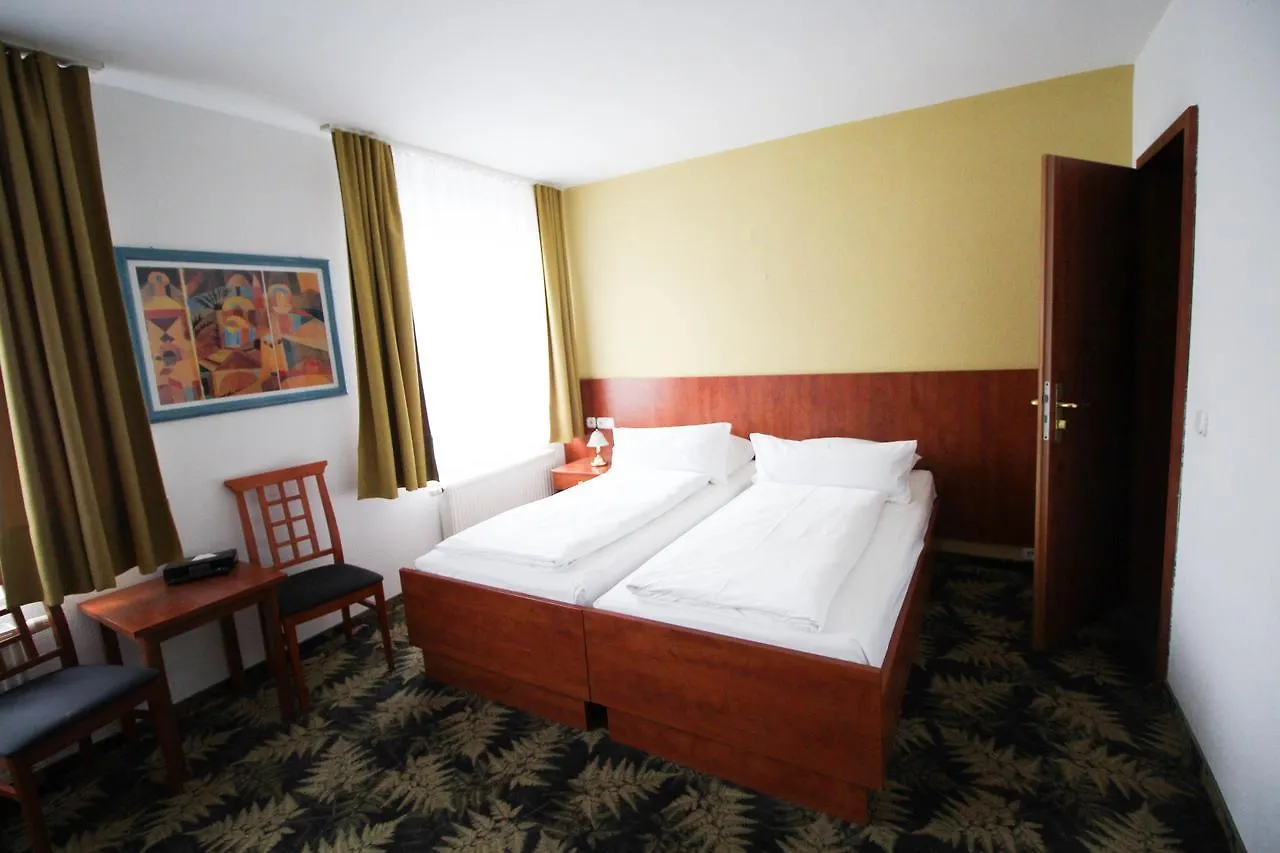 Hotel Der Tannenbaum Munich 2*,